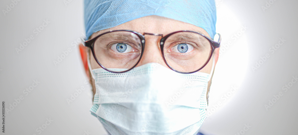 Φωτογραφία Portrait of a surgeon doctor in uniform at the medical office.