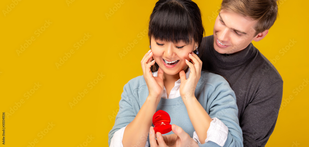 Ταπετσαρία Boyfriend ask asian girlfriend for marrying him by giving diamond ring
