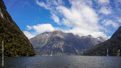 Milford Sound in the Fiordland National Park, New Zealand © llmiz