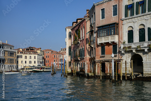 Venidig Canale Grande Venezia Italien Kanal Boote Wasser Palazzi Sonne Tourismus Gondel Farben blauer Himmel Boote Läden morbide feucht historisch Hochwasser Überschwemmung Lagune Adria Weltkulturerbe © ON-Photography