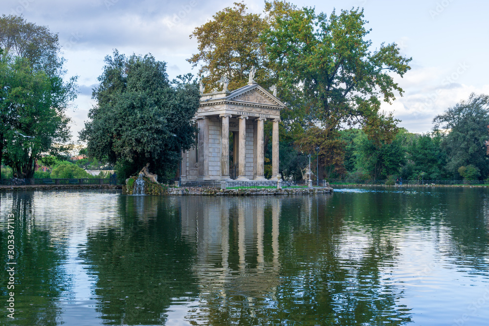 Φωτογραφία Temple of Aesculapius (19th century) in the public park Pincian Hill, Villa Borg