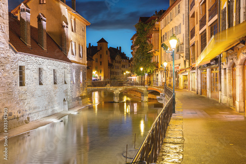 Fototapeta Naklejka Na Ścianę i Meble -  Promenade dans les rue d'Annecy la nuit , France.