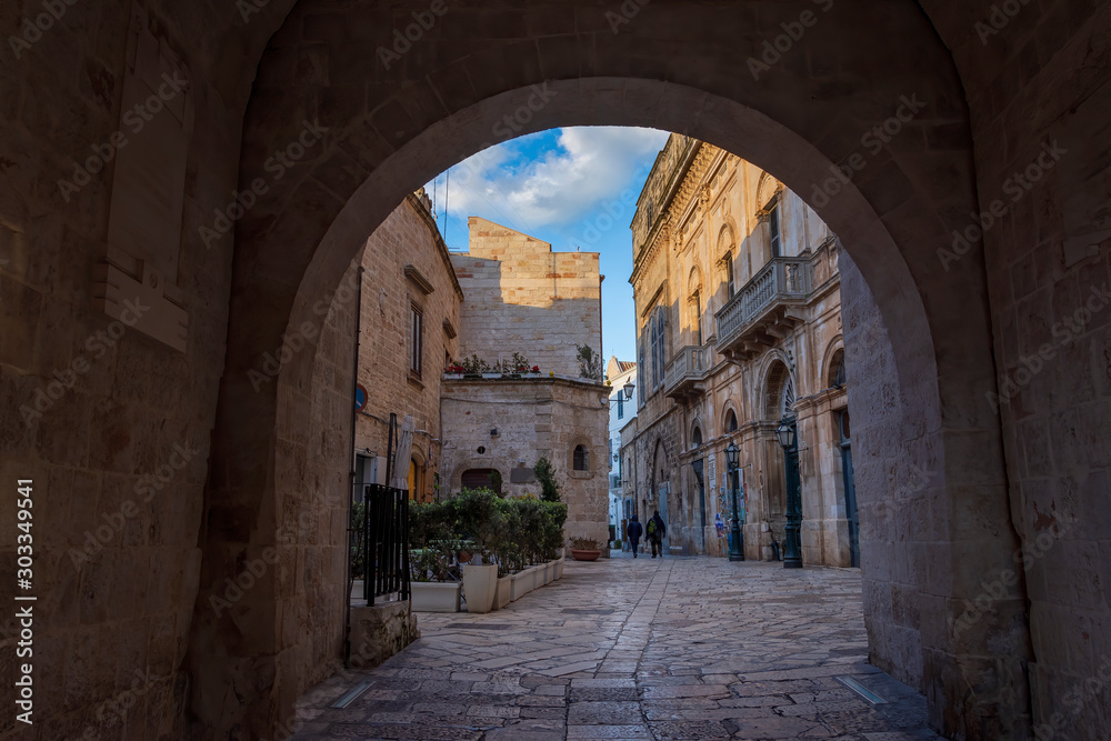 Φωτογραφία Evening winter on the streets of Polignano a Mare Old Town with Arco Marchesale, Bari Province, Puglia region, southern Italy