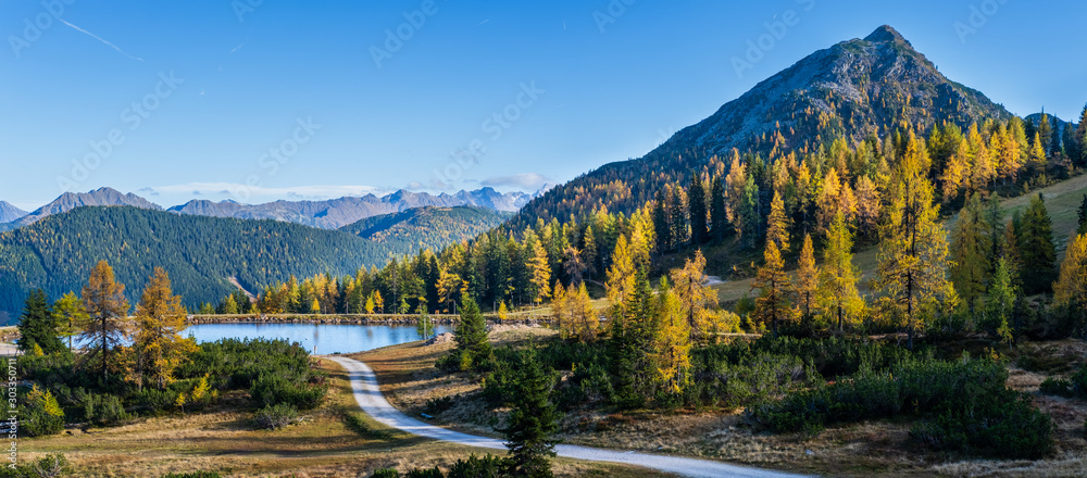 Fototapeta premium Spokojna jesień Alp widok na góry. Reiteralm, Steiermark, Austria.