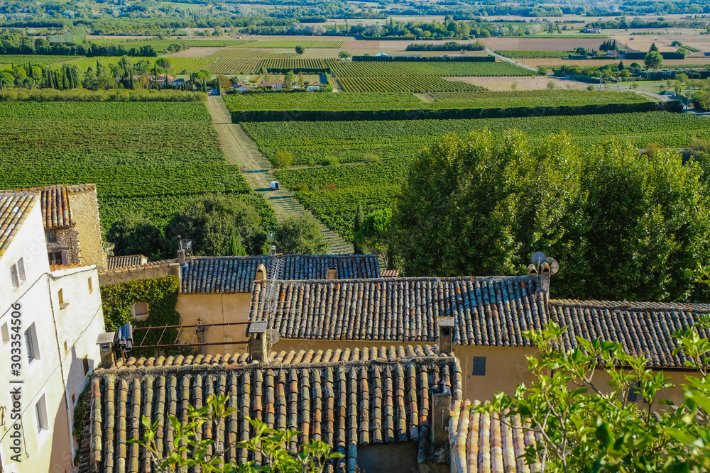 Φωτογραφία Top view of vineyards and tiled roofs of the houses of Joucas