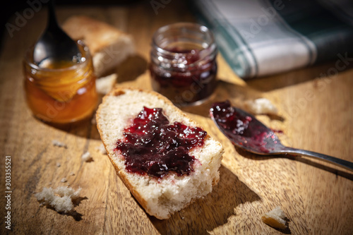 Tartine à la confiture de fruits rouges