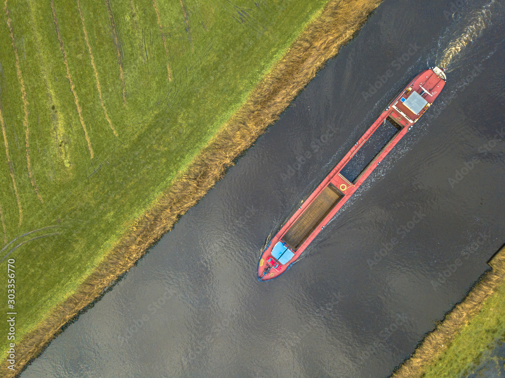 Φωτογραφία Top view inland freight ship