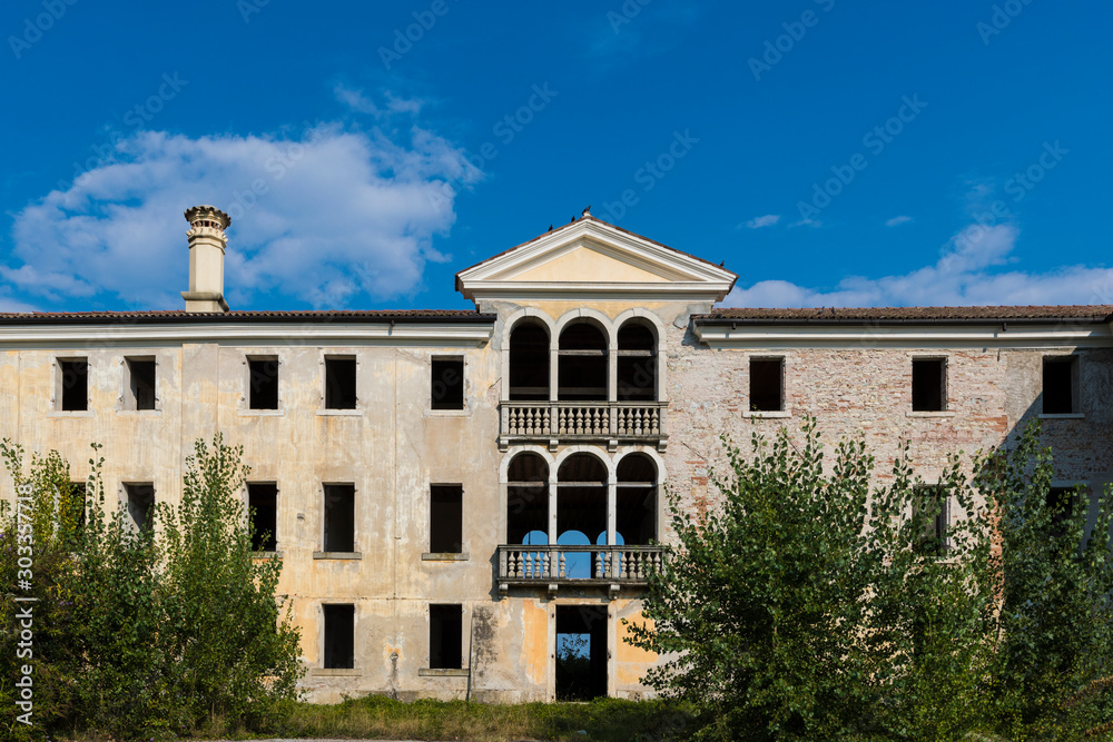 Obraz premium An abandoned villa somewhere in Italy