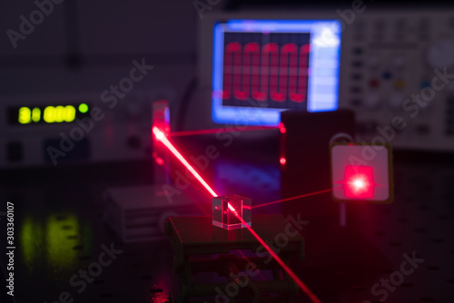 Tableau sur toile Experiment in optic lab with laser device