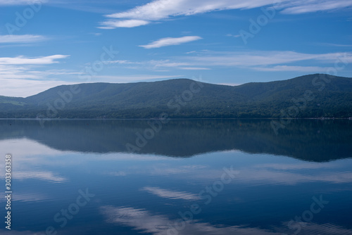 鏡面の山と湖