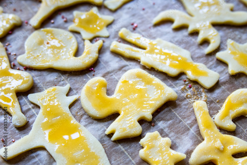 Mit Eigelb bestrichene und ungebackene Butterplätzchen kurz bevor sie im Ofen gebacken werden