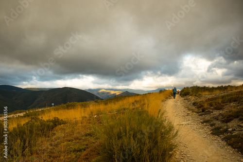 Wanderer auf dem Camino de Santiago de compostela , Pilger auf dem Jakobsweg © hemminetti