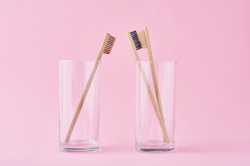 Fotobehang Tandarts Bamboe tandenborstels in glas op roze  © Lazy_Bear