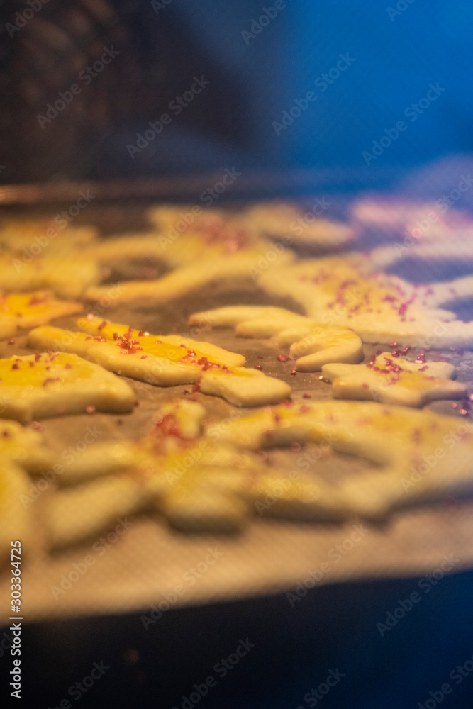 Weihnachtsvorbereitung - Butterplätzchen mit metallik Zuckerstreusel backen im Ofen Weihnachtsvorbereitung - Butterplätzchen mit metallik Zuckerstreusel backen im Ofen