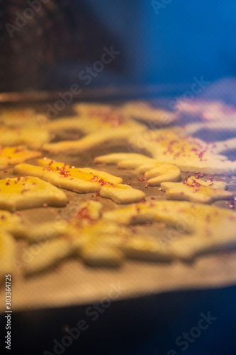 Weihnachtsvorbereitung - Butterplätzchen mit metallik Zuckerstreusel backen im Ofen