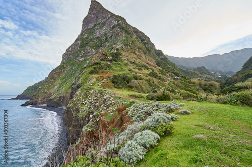 Madeira Küstenwanderung mit imposantem Berg am Meer photo