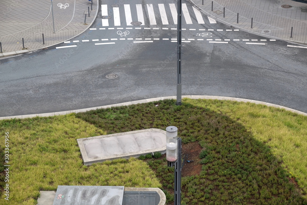 Φωτογραφία Verkehrsinsel mit Fahrspuren und Zebrastreifen, Pflanzen, Grünstreifen, Lüftungs
