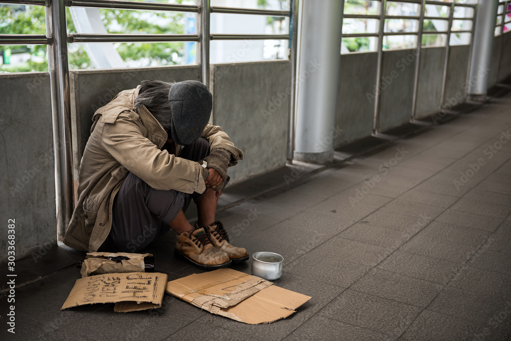 Φωτογραφία Sad Homeless old man in city