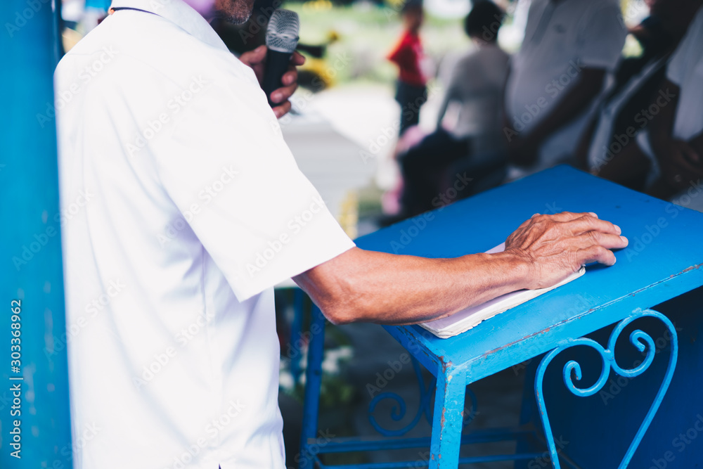 Ταπετσαρία Layperson presides the burial rite at the cemetery ground attended by family, relatives, and friends