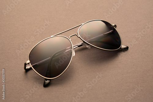 Sunglasses without dark shadows with silver frame