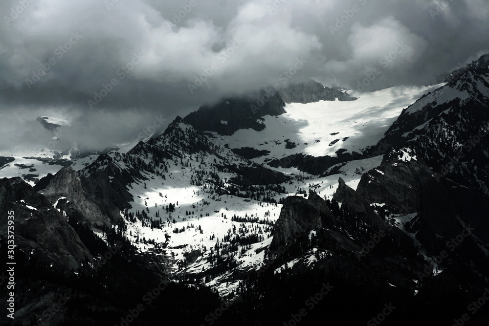 Obraz premium Dramatic mountain scene