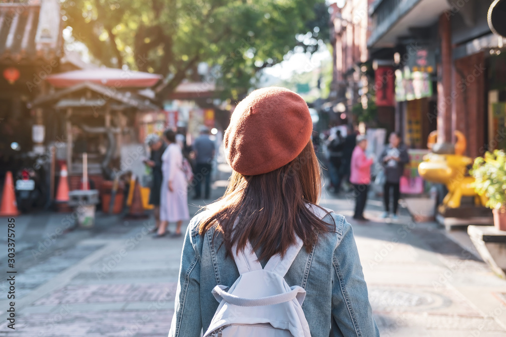 Young woman traveler walking in the shopping street, Travel lifestyle concept - obrazy, fototapety, plakaty 