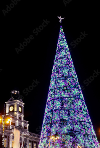 Navidad en Madrid. Árbol de navidad y reloj de la puerta del Sol en la famosa plaza del mismo nombre, Madrid (España).
