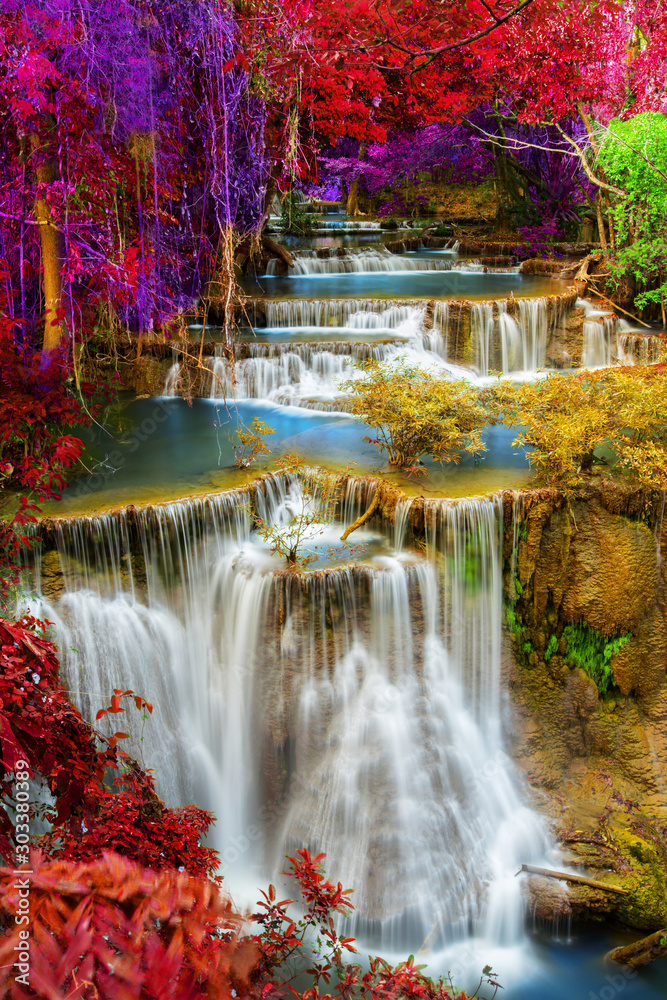 Fototapeta Piękny wodospad w głębokim lesie