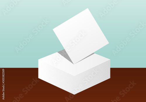 Papeles de notas apilados sobre una mesa.