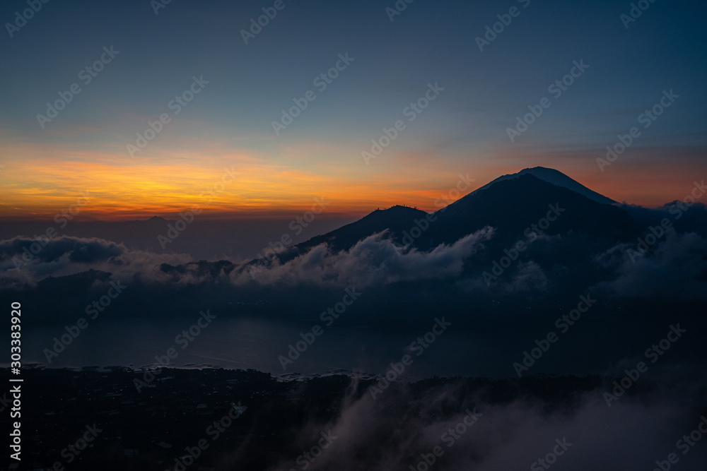 Erste Sonnenstrahlen bei Sonnenaufgang in Bali vom Vulkan