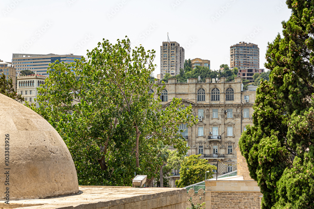 Φωτογραφία View of modern Baku from the old city of Icheri Sheher