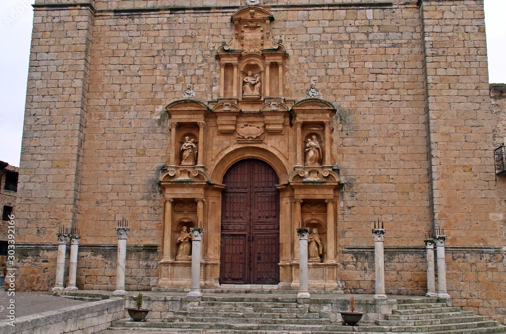 Puerta de la Iglesia Colegiata de Santa Ana