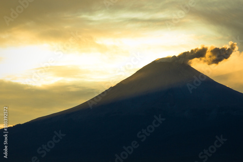 volcano popocatepetl, active volcano light at sunset © @Nailotl