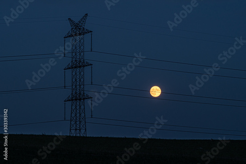 linia energetyczna w nocy z księżycem w pełni photo