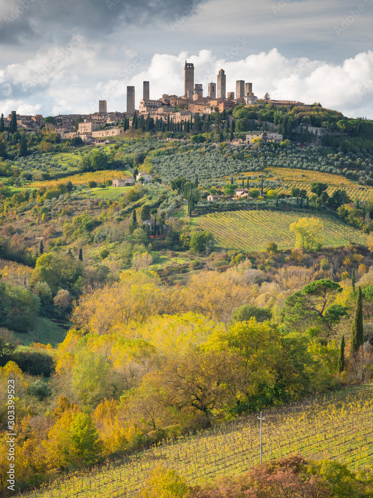 Fototapeta premium widok na jesienne wzgórza ze starym miastem San Gimignano na szczycie w Toskanii we Włoszech