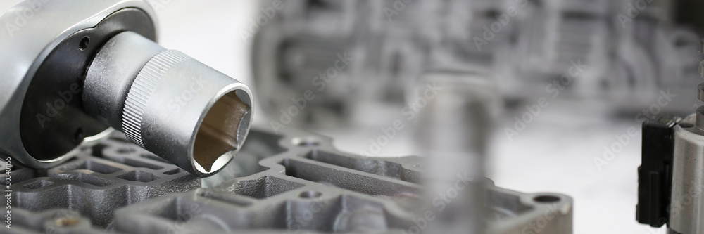 Φωτογραφία The key for the car repair lies on the detail of the transmissio