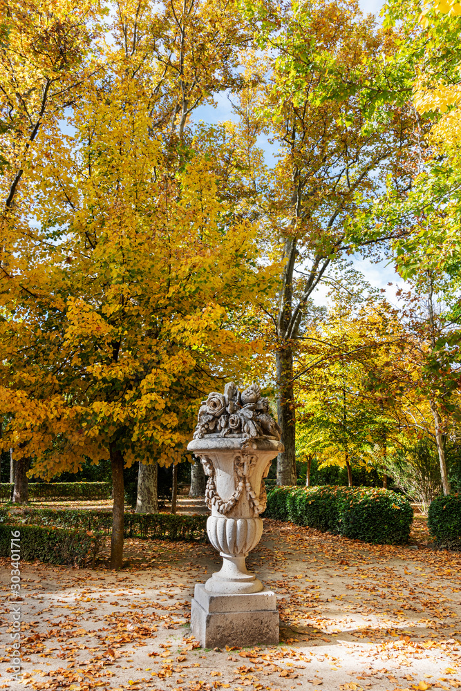 Fototapeta Sculpture in the gardens of Aranjuez. madrid spain