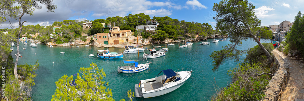 Mallorca Panorama - Bucht mit Booten in Cala Figuera