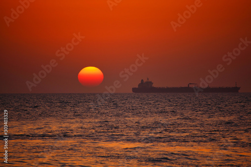Sonnenuntergang mit Frachtschiff