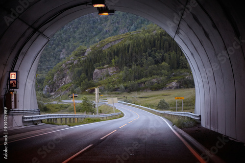 Fototapeta Górska droga w Norwegii, zjazd z tunelu