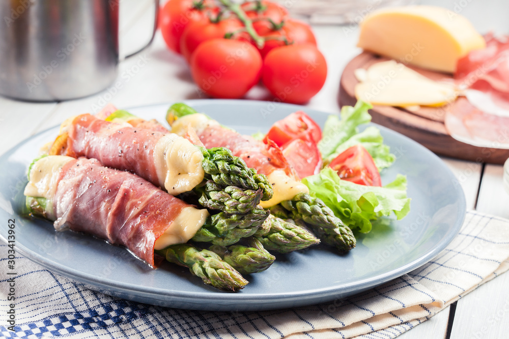 Baked prosciutto and cheese wrapped asparagus Baked prosciutto and cheese wrapped asparagus