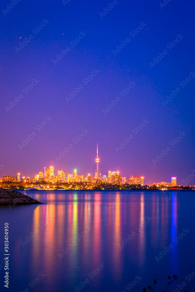 Φωτογραφία View of Toronto skyline and Lake Ontario from Humber Bay Park area during night time