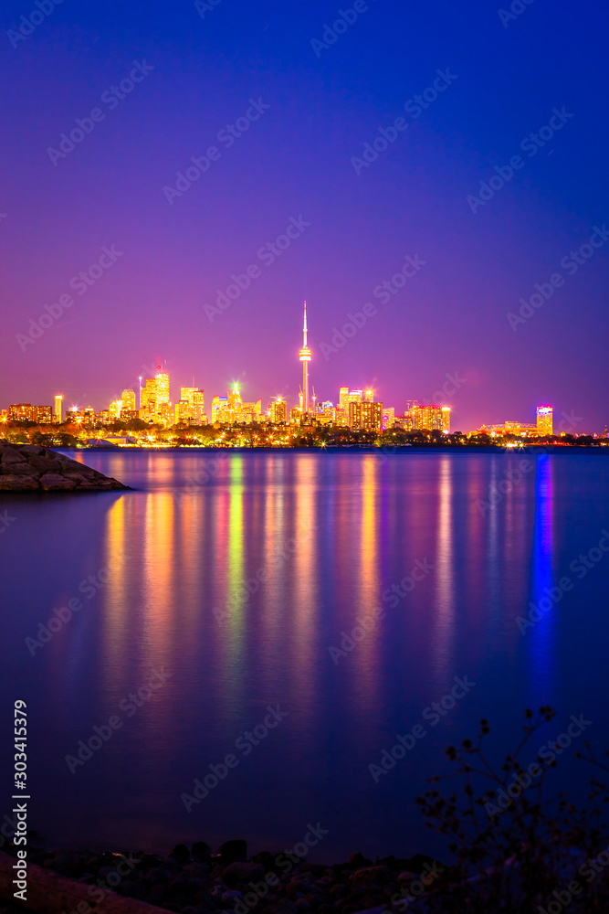 Φωτογραφία View of Toronto skyline and Lake Ontario from Humber Bay Park area during night time