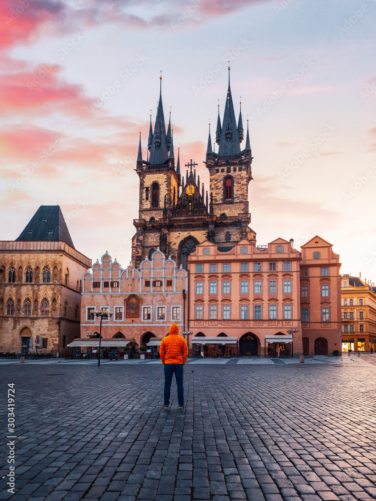 Φωτογραφία Beautiful view of Old Town colorful buildings and Tyn church at sunrise in Pragu