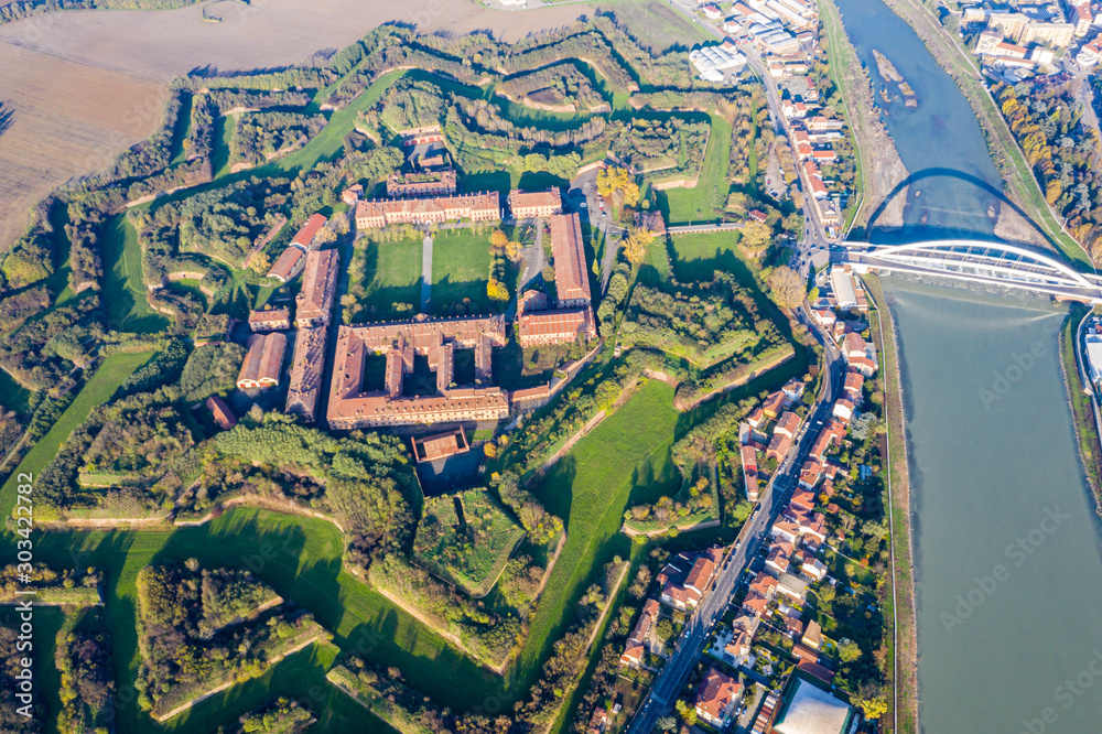 Φωτογραφία Aerial view of walls and bastions of modern six-star hexagon shaped fort Cittadella of Alessandria on winding river Tanaro