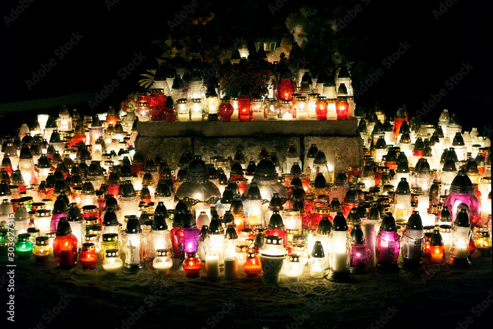Obraz premium Panorama of many burning candles. Funeral days