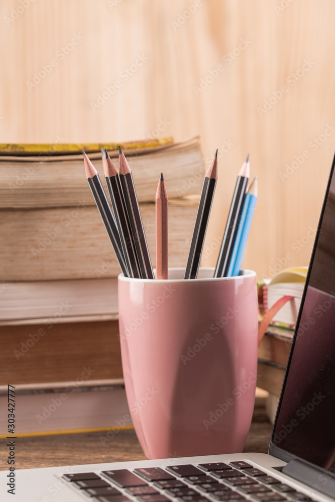 Obraz premium Student reading table with pencil and clock