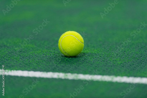 nieostrość piłki tenisowej na korcie tenisowym