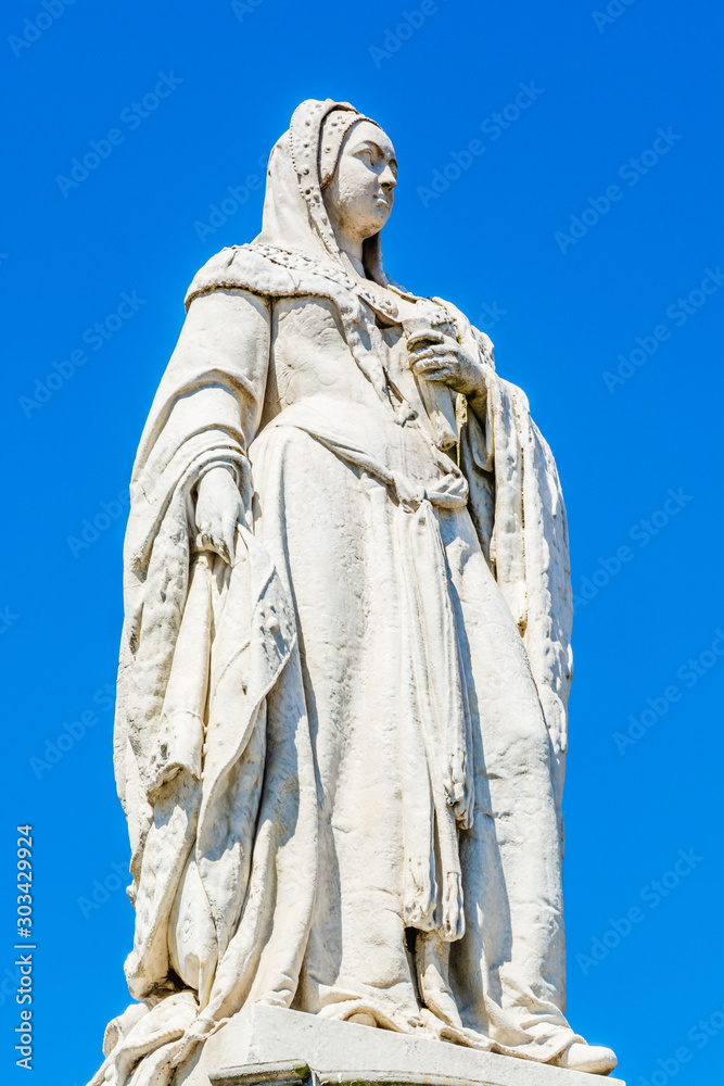 Φωτογραφία The statue of Margaret of Austria, Duchess of Savoy in the Grote Markt (Main Squ