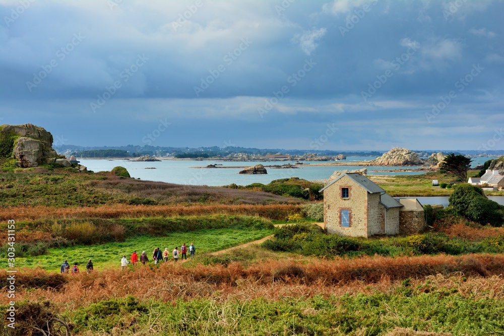 Groupe de randonneurs sur le sentier GR34 en Bretagne. France Groupe de randonneurs sur le sentier GR34 en Bretagne. France